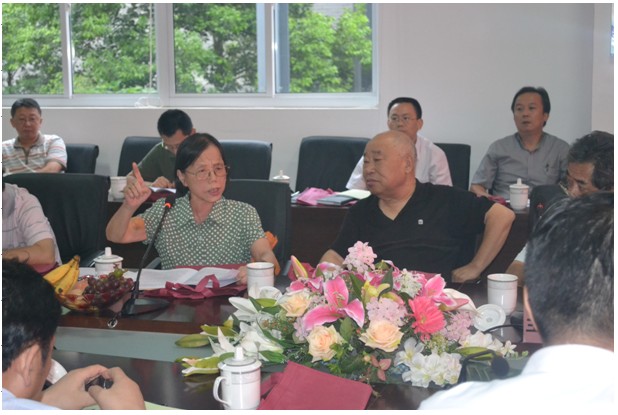 圖為協(xié)會(huì)副理事長，原安徽大學(xué)副校長陳慧霞女士在會(huì)上發(fā)言